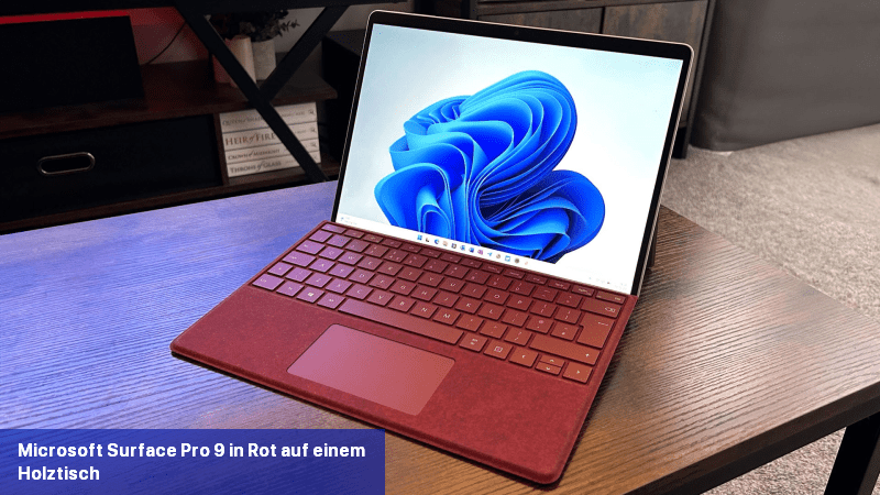 Microsoft Surface Pro 9 in Rot auf einem Holztisch